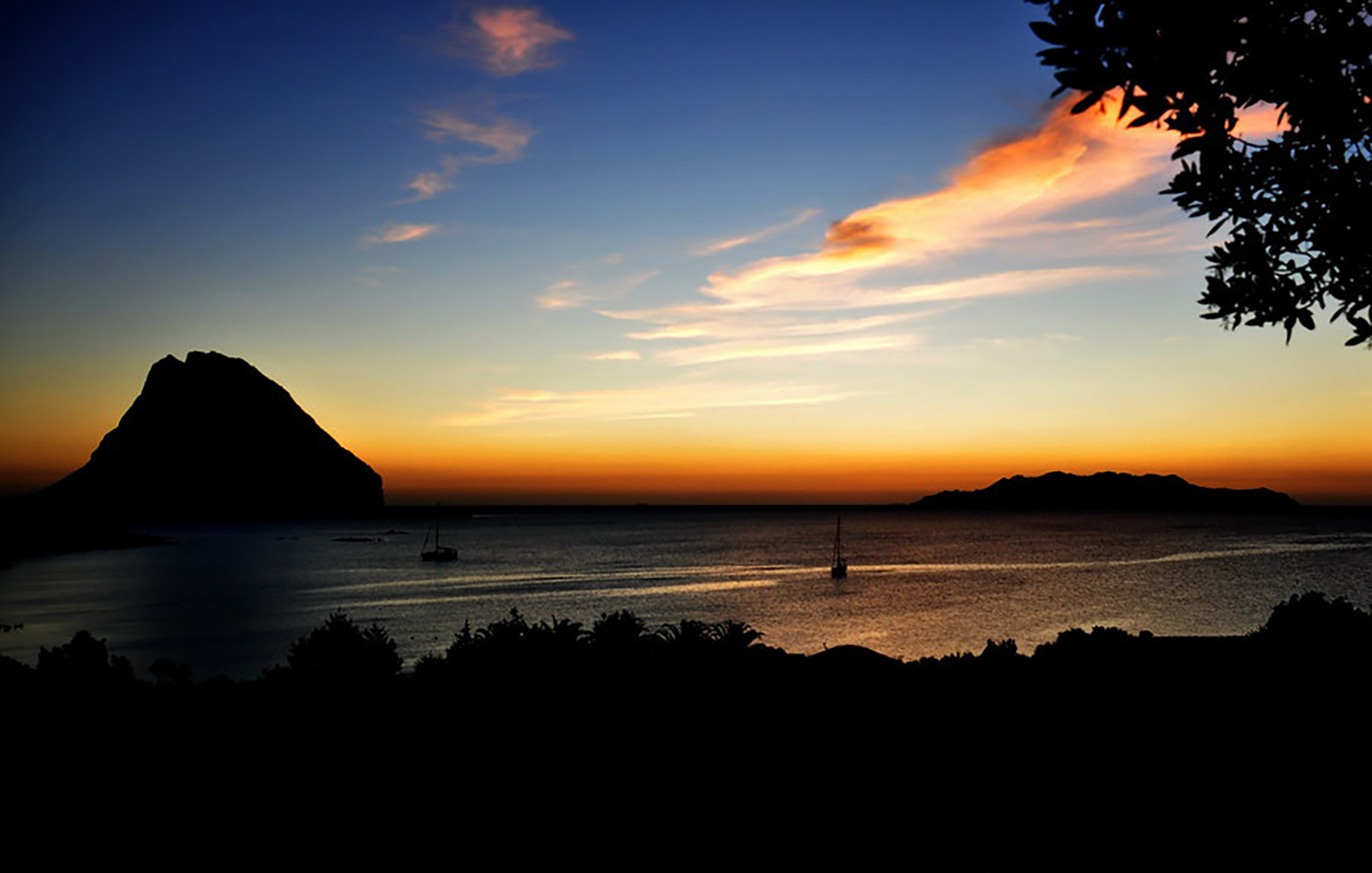 Sonnenaufgang über der Insel Tavolara